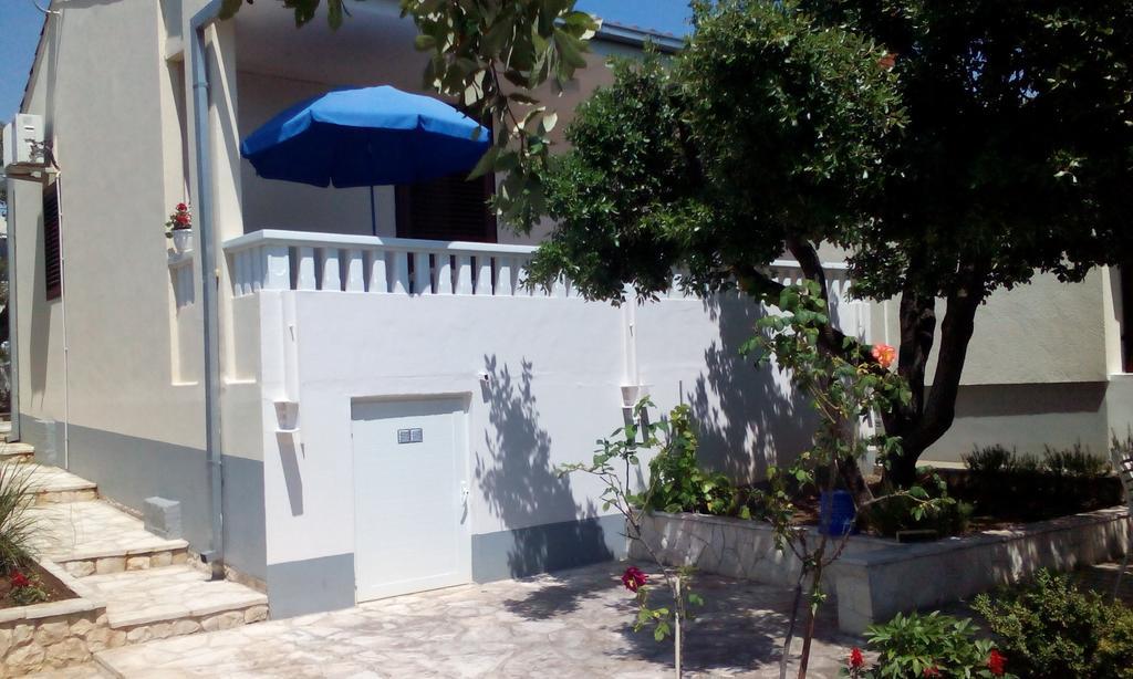 Apartment Basic Petrcane Exterior foto